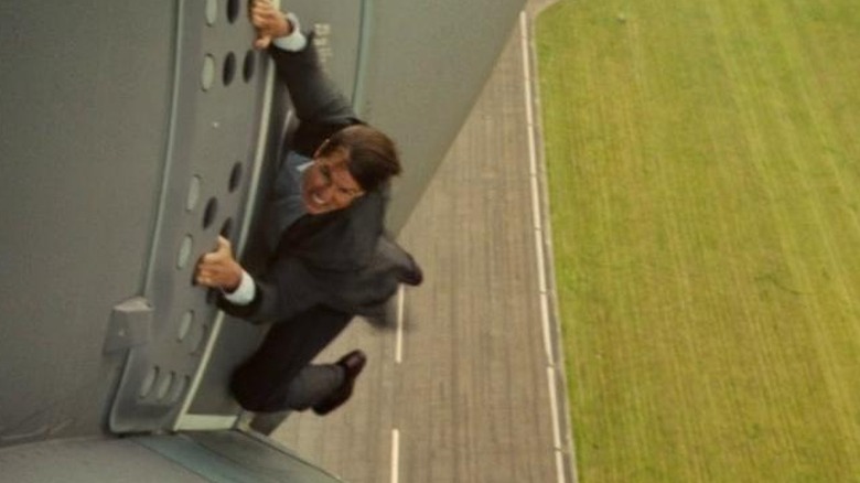 Tom Cruise suspendu à un avion dans Mission Impossible Rogue Nation