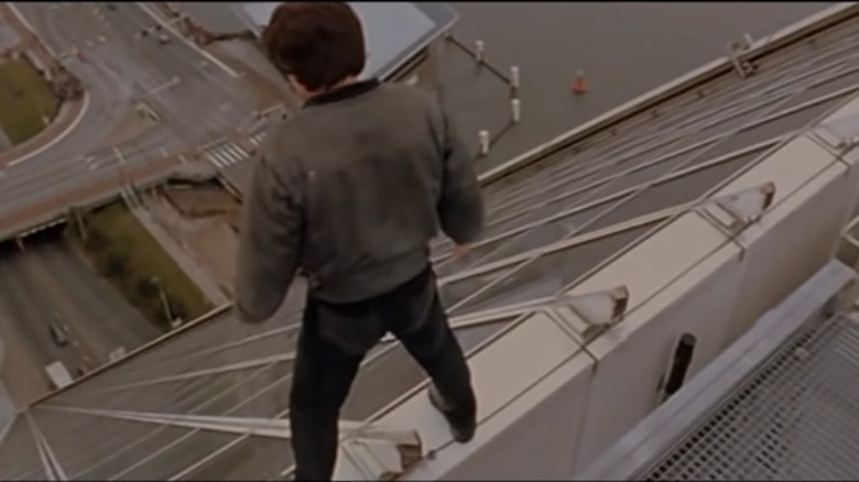 Jackie Chan sur le point de glisser dans un immeuble dans Who Am I?