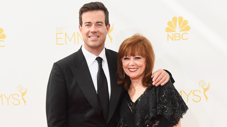 Carson Daly et sa maman posent sur un tapis rouge