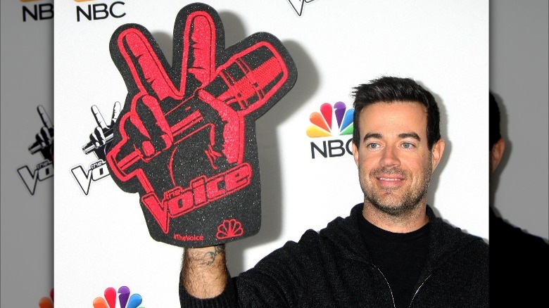 Carson Daly avec un doigt en mousse The Voice