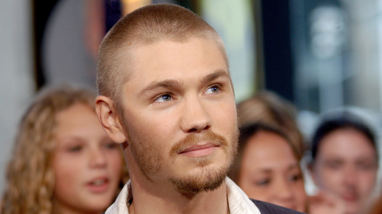 Chad Michael Murray regarde hors caméra