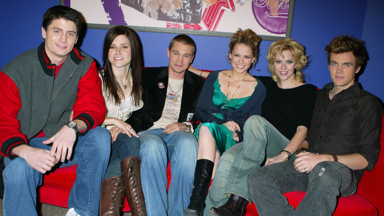 Le casting de One Tree Hill assis sur un canapé