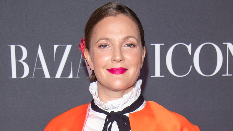 Drew Barrymore souriant aux lèvres roses