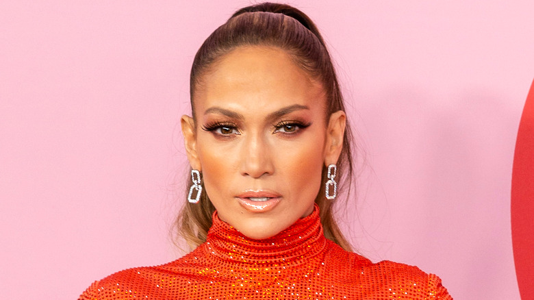 Jennifer Lopez fait la moue en queue de cheval