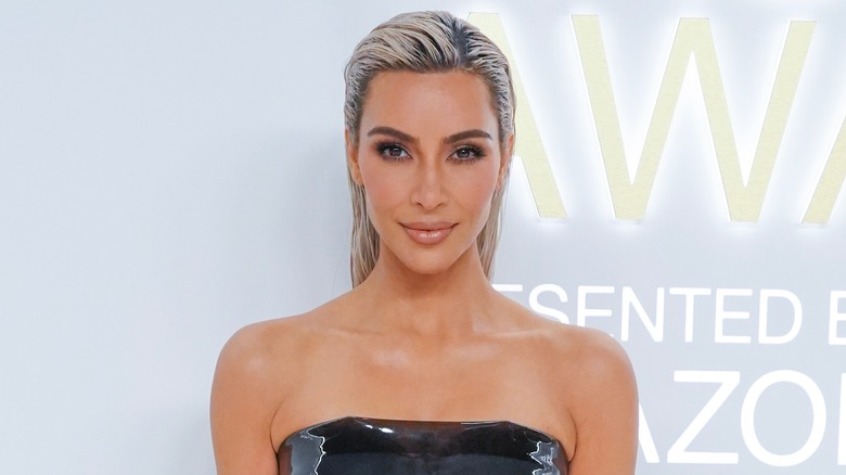 Kim Kardashian cheveux blonds souriants