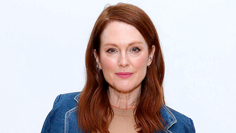 Julianne Moore souriante cheveux roux