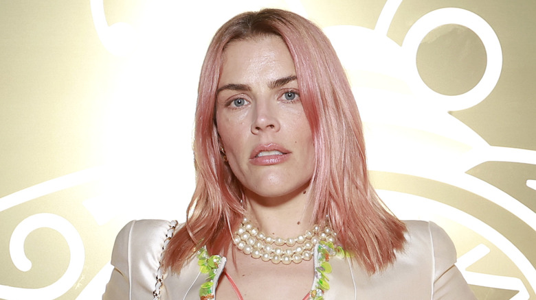  Busy Philipps posant les cheveux roses