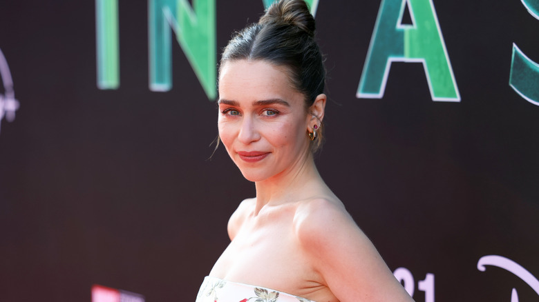 Emilia Clarke souriante sur le tapis rouge