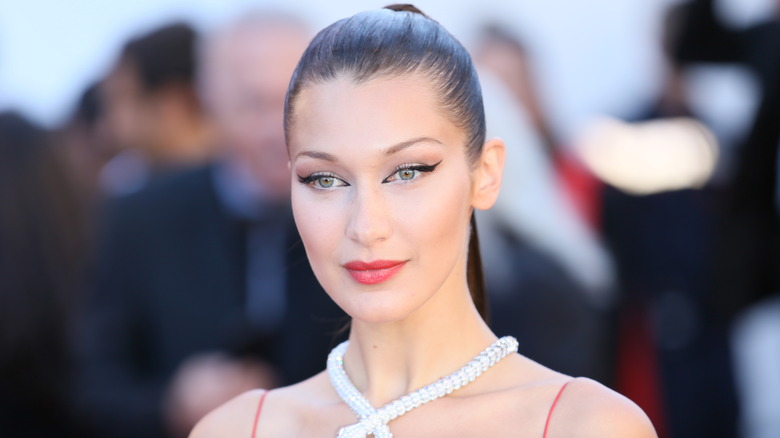 Bella Hadid pose un eye-liner pour chat