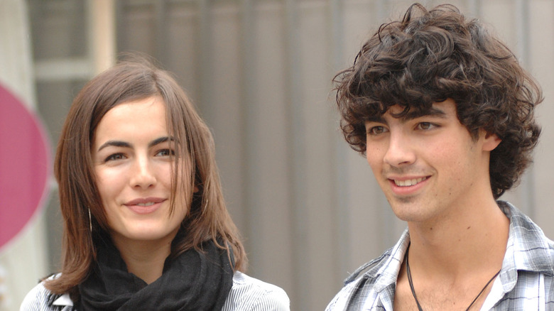 Camilla Belle et Joe Jonas souriant