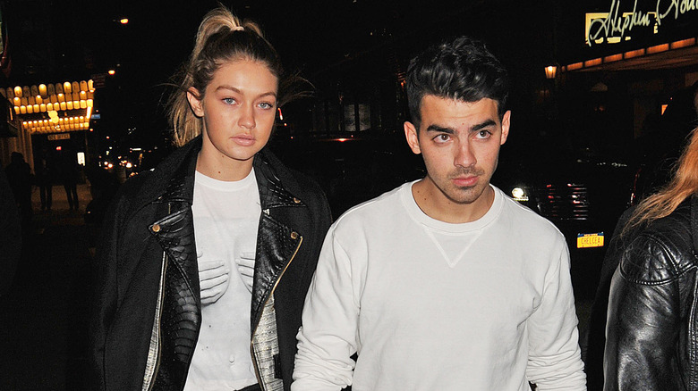 Gigi Hadid derrière Joe Jonas