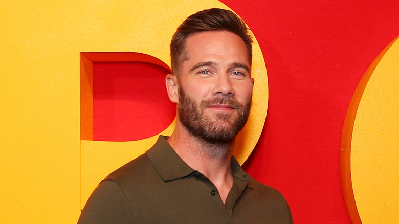 Luke Macfarlane posant sur le tapis rouge