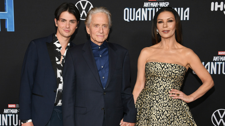 Dylan Douglas, Michael Douglas et Catherine Zeta-Jones posent lors d'une première de film en 2023