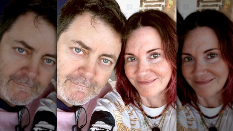 Nick Offerman et Megan Mullally sourient