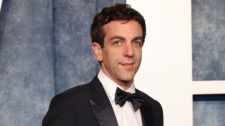 BJ Novak posant