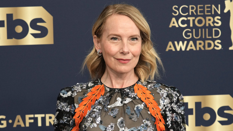 Amy Ryan posant