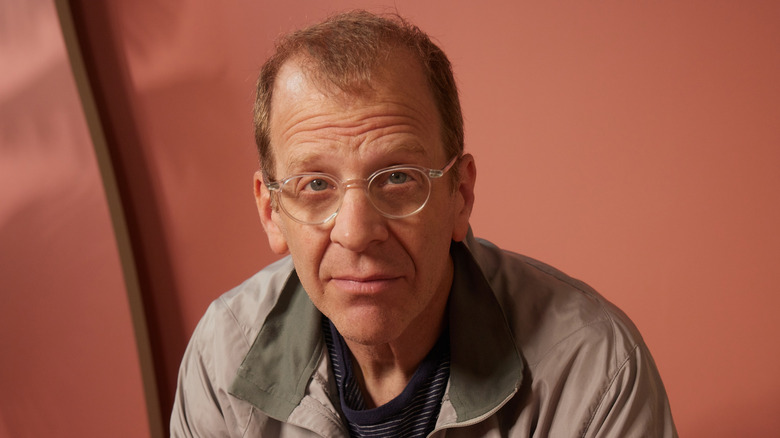 Paul Lieberstein posant