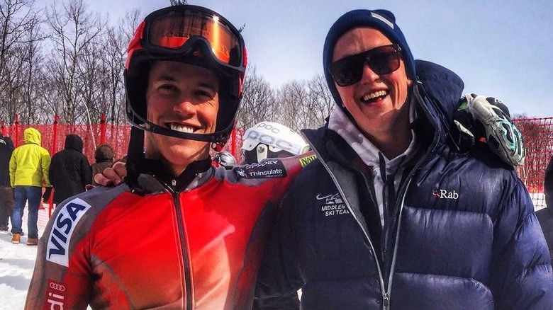 Hig Roberts avec son frère Murphy souriant