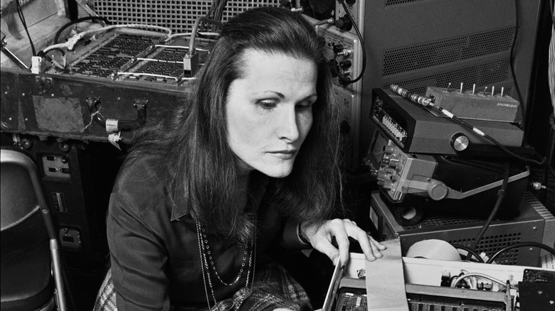 Wendy Carlos utilise du matériel de musique 