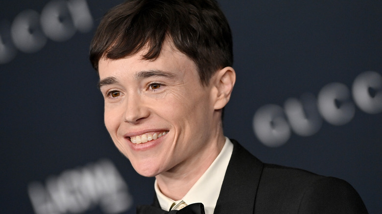 Elliot Page souriant sur le tapis rouge