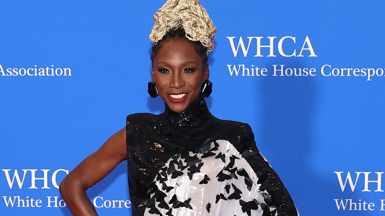 Angelica Ross posant sur un tapis rouge