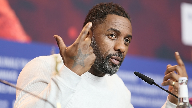 Idris Elba parle dans un micro