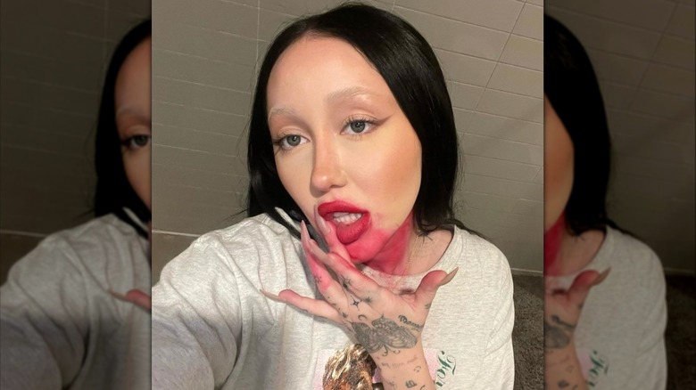 Noah Cyrus avec du maquillage rouge taché sur le visage