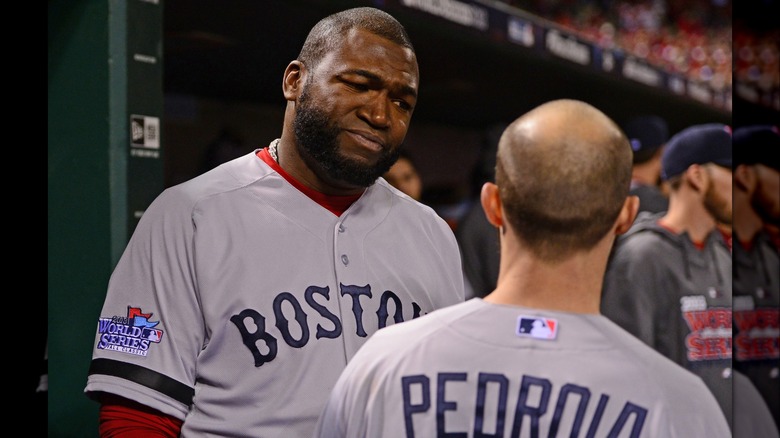 David Ortiz parle avec Dustin Pedroia dans la pirogue