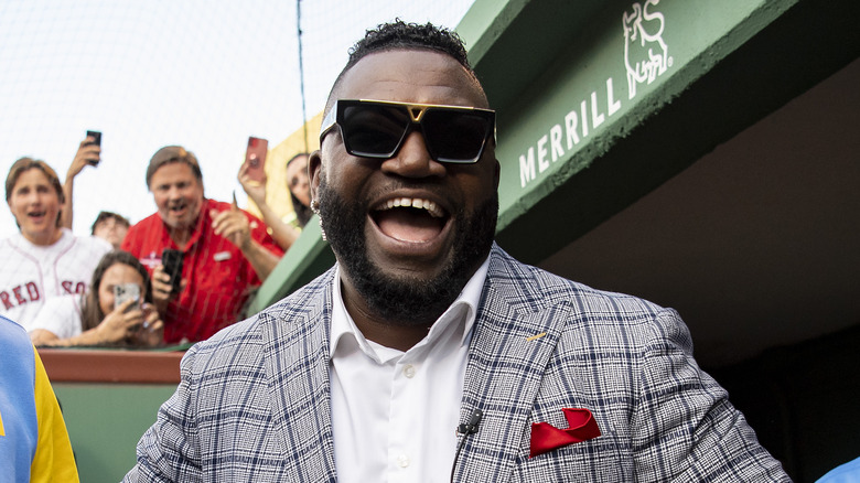 David Ortiz rit et porte des lunettes de soleil