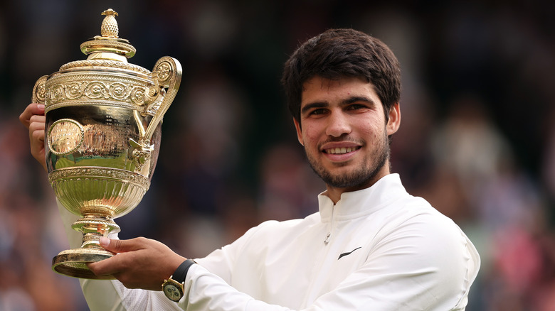 Carlos Alcaraz tenant le trophée de Wimbledon