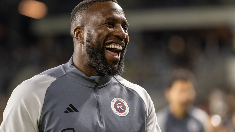 Jozy Altidore souriant sur un terrain de foot