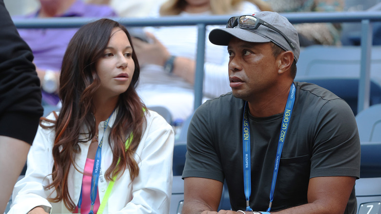 Erica Herman et Tiger Woods assis