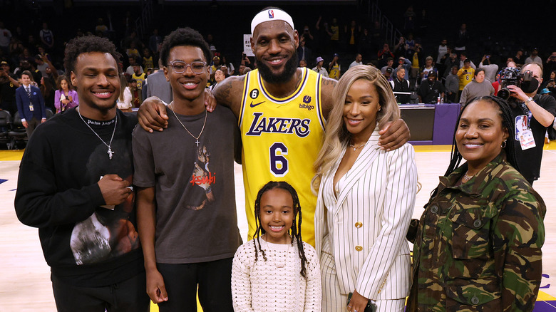 LeBron James pose avec sa femme, ses enfants et sa mère