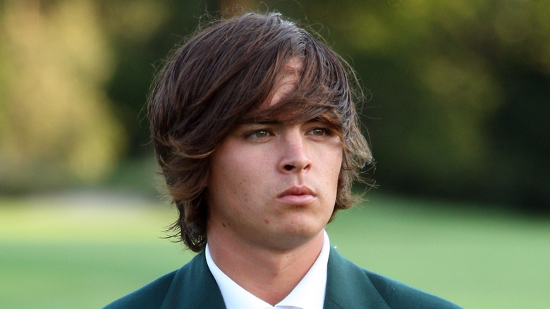 Rickie Fowler regarde au loin