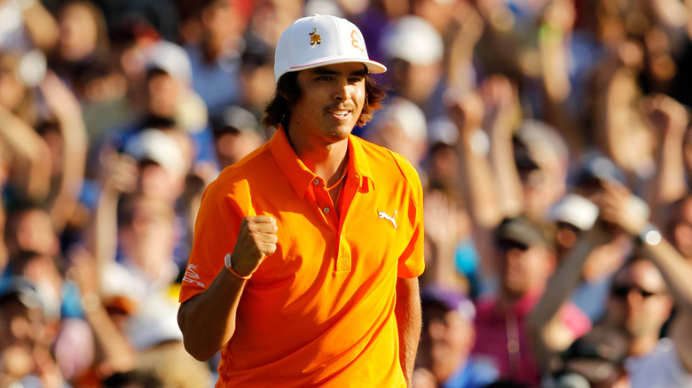 Une foule acclamant derrière Rickie Fowler