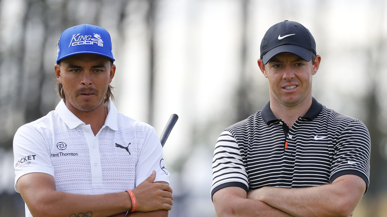 Rickie Fowler à côté de Rory McIlroy, regardant