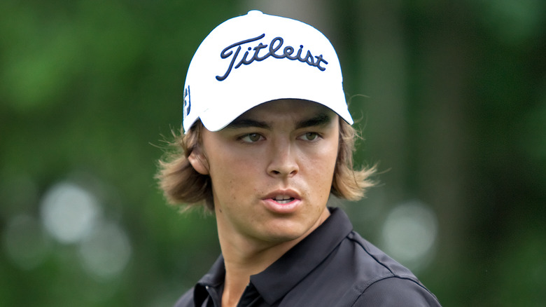 Rickie Fowler regarde ailleurs, parlant