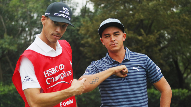 Rickie Fowler montre son tatouage