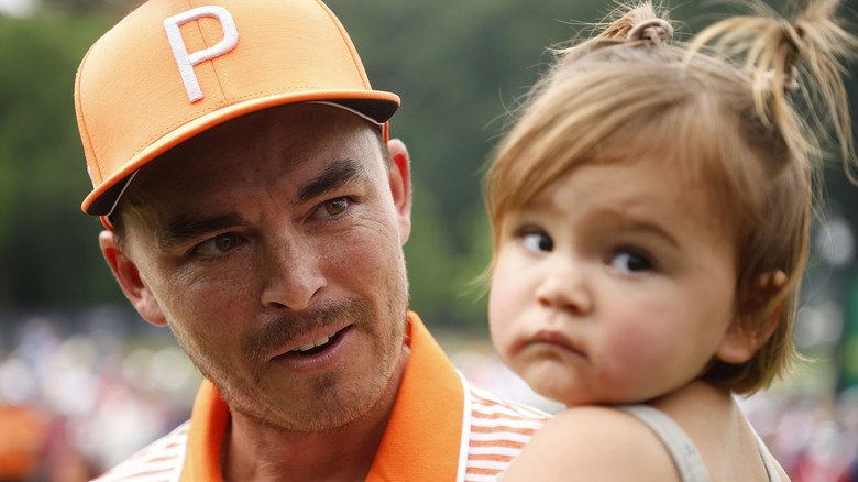 Rickie Fowler regarde sa fille