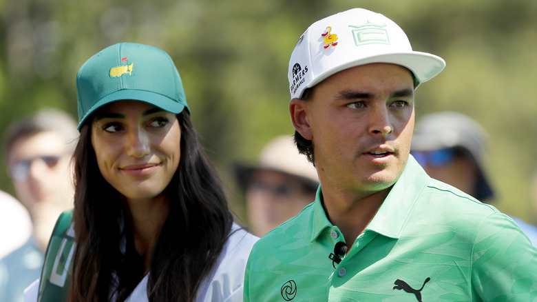 Rickie Fowler et Allison Stokke sur un terrain de golf