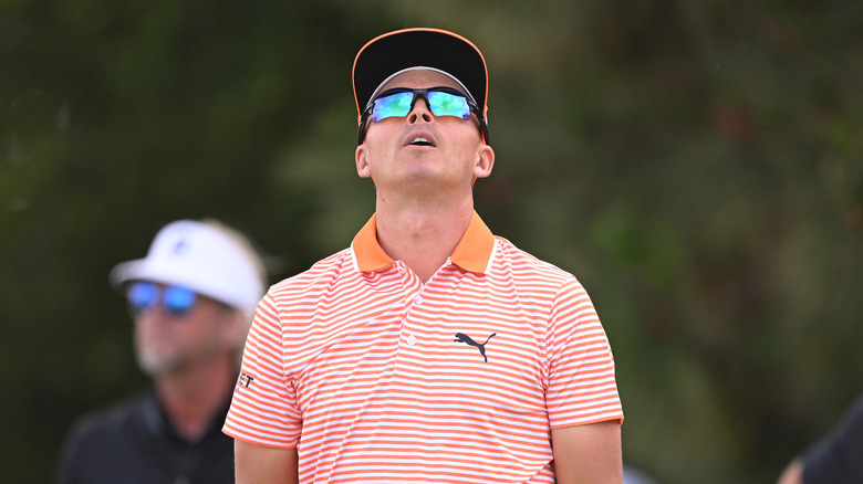 Rickie Fowler regarde le ciel