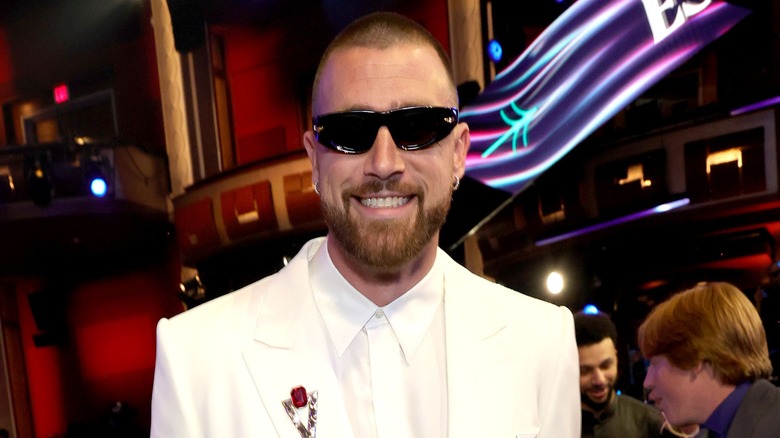 Travis Kelce en lunettes de soleil