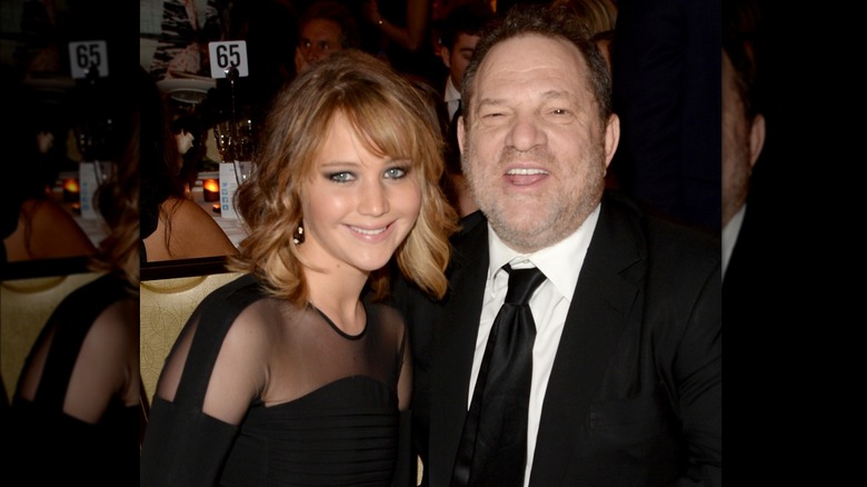 Jennifer Lawrence souriante, Harvey Weinstein riant