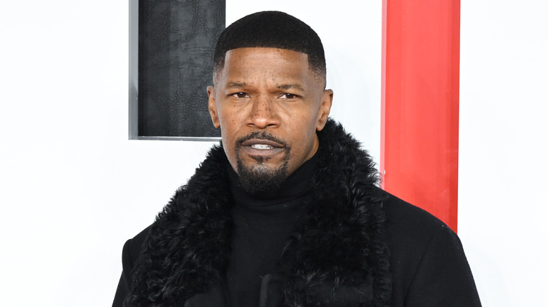 Jamie Foxx portant un manteau noir