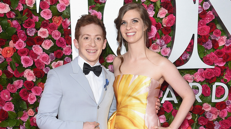 Ethan Slater et Lily Jay sur le tapis rouge des Tony Awards 