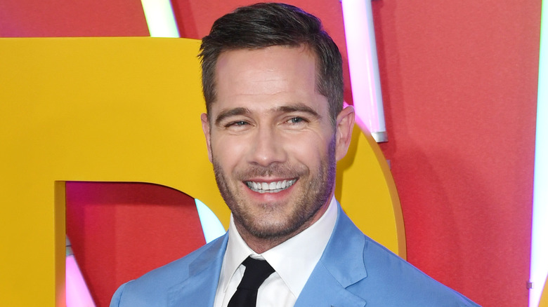 Luke Macfarlane souriant