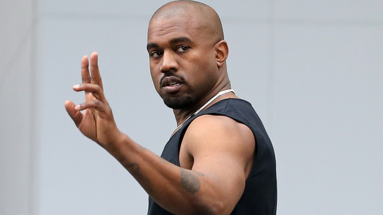 Kanye 'Ye' West fait signe aux caméras