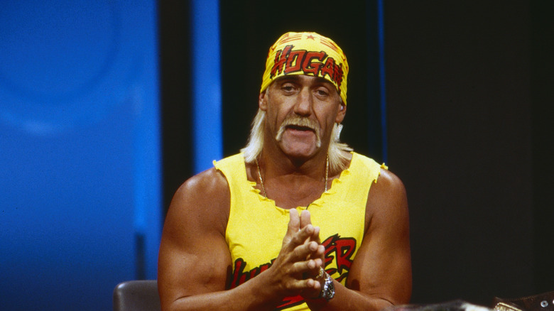 Hulk Hogan assis et dormant