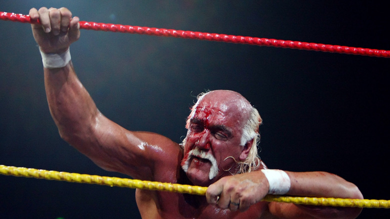 Hulk Hogan ensanglanté sur le ring