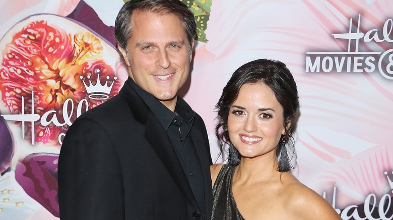 Scott Sveslosky et Danica McKellar souriant